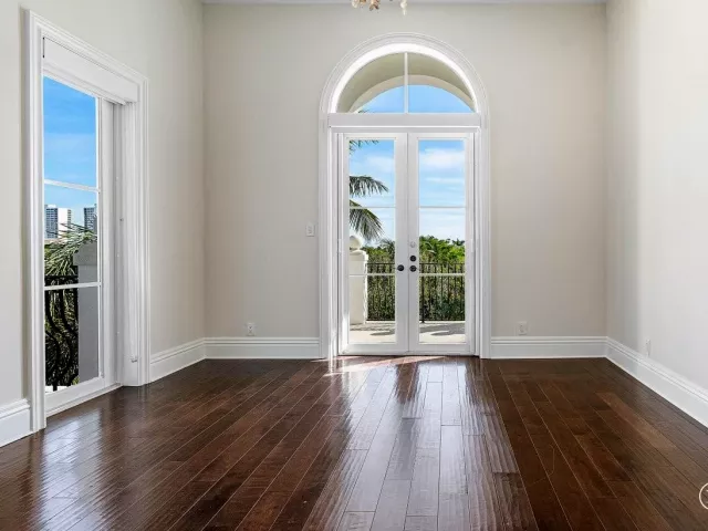 Продажа дома по адресу 549 NE 19th Avenue C - фото 8966736