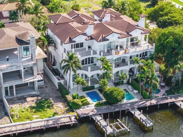 Продажа дома по адресу 549 NE 19th Avenue C - фото 8966752