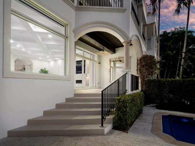 Продажа дома по адресу 549 NE 19th Avenue C - фото 8966758