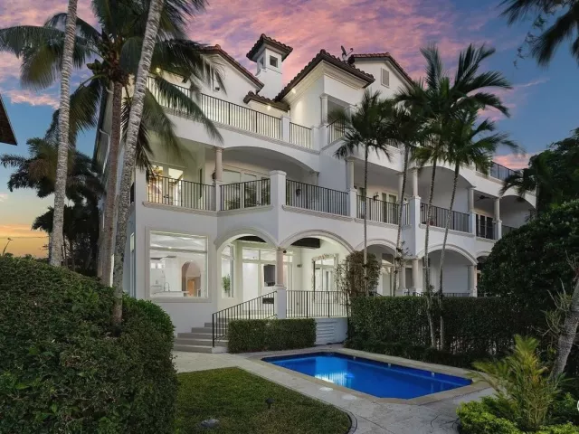 Продажа дома по адресу 549 NE 19th Avenue C - фото 8966763