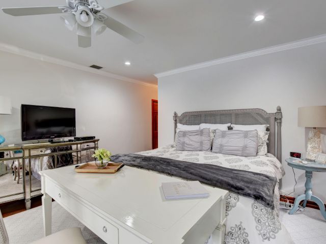 Дом в аренду по адресу 2570 NW 27th Street - фото 6399885