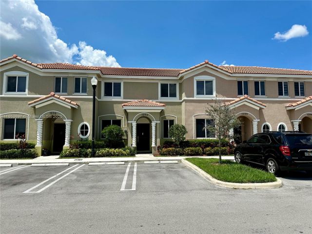 Дом в аренду по адресу 1092 SE 23rd Ave 1092 - фото 7484126