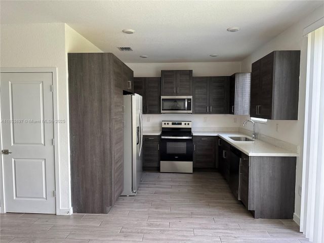 Дом в аренду по адресу 1092 SE 23rd Ave 1092 - фото 7484129