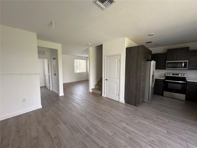 Дом в аренду по адресу 1092 SE 23rd Ave 1092 - фото 7484130