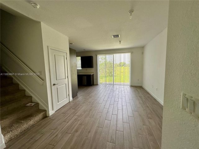 Дом в аренду по адресу 1092 SE 23rd Ave 1092 - фото 7484131