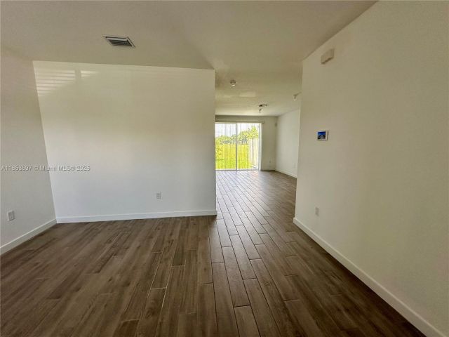 Дом в аренду по адресу 1092 SE 23rd Ave 1092 - фото 7484132