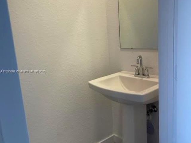 Дом в аренду по адресу 1092 SE 23rd Ave 1092 - фото 7484134