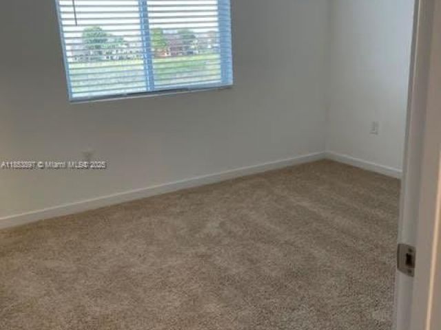 Дом в аренду по адресу 1092 SE 23rd Ave 1092 - фото 7484138