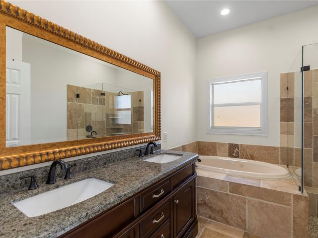 Продажа дома по адресу 698 NW 12th Road - фото 6391407