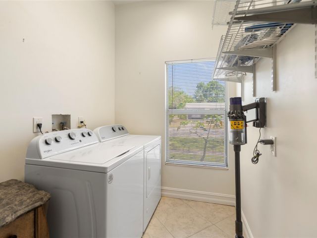 Продажа дома по адресу 698 NW 12th Road - фото 6391409