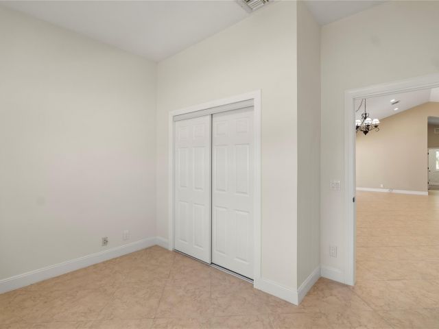 Продажа дома по адресу 698 NW 12th Road - фото 6391410