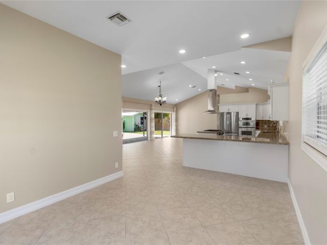 Продажа дома по адресу 698 NW 12th Road - фото 6391413