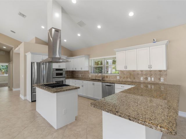 Продажа дома по адресу 698 NW 12th Road - фото 6391415