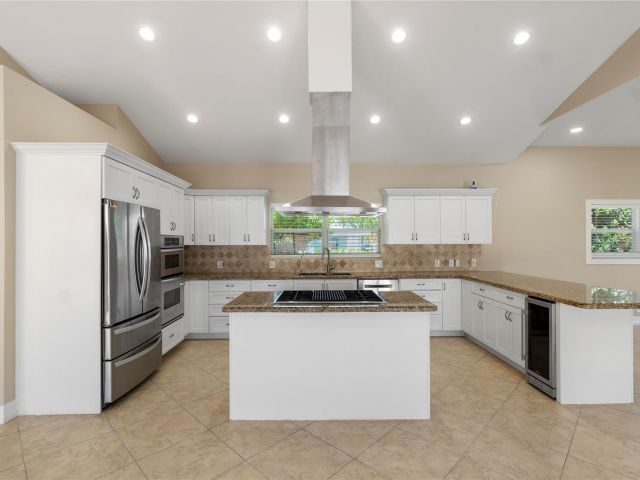 Продажа дома по адресу 698 NW 12th Road - фото 6391417