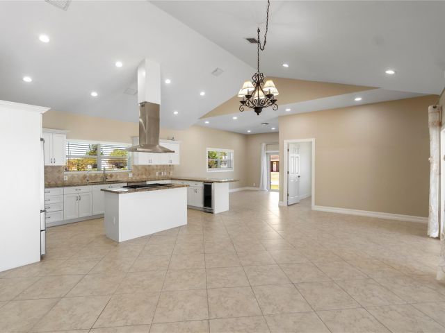 Продажа дома по адресу 698 NW 12th Road - фото 6391419