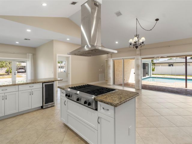 Продажа дома по адресу 698 NW 12th Road - фото 6391420