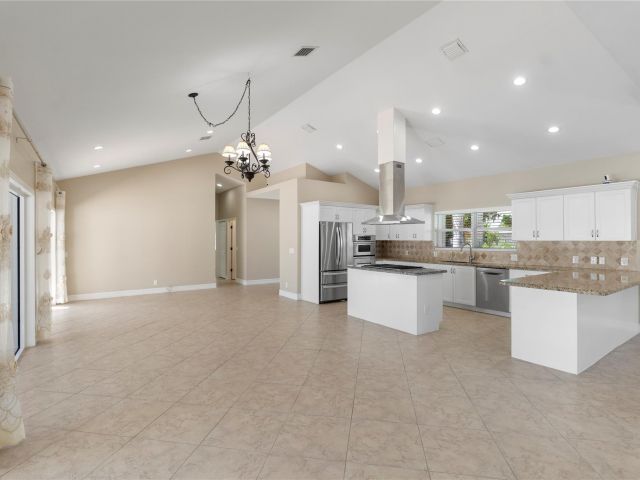 Продажа дома по адресу 698 NW 12th Road - фото 6391421