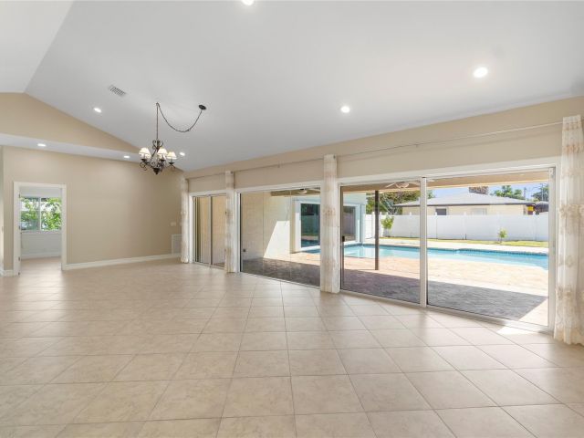 Продажа дома по адресу 698 NW 12th Road - фото 6391422