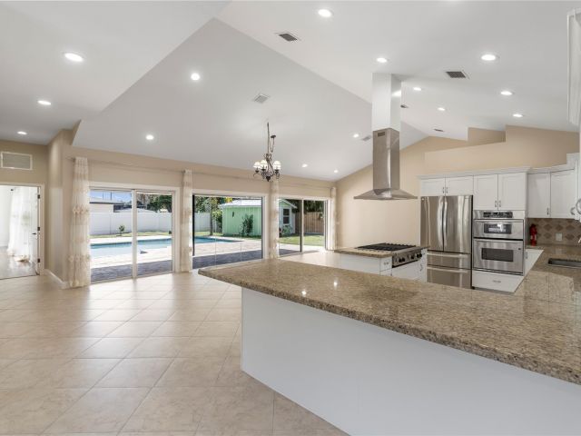 Продажа дома по адресу 698 NW 12th Road - фото 6391423