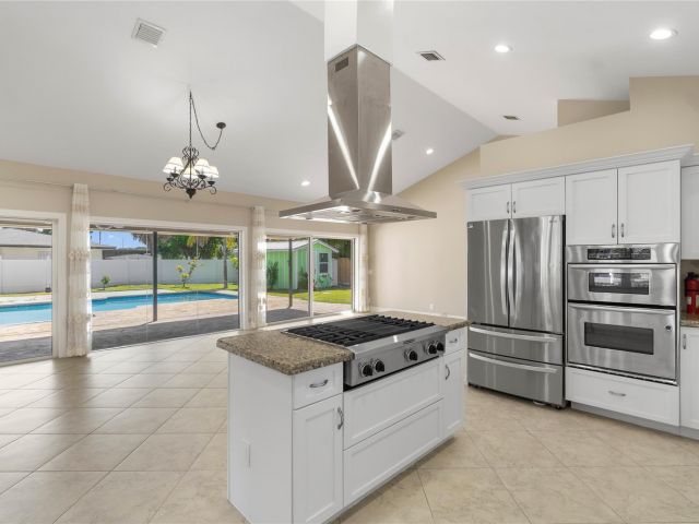 Продажа дома по адресу 698 NW 12th Road - фото 6391424