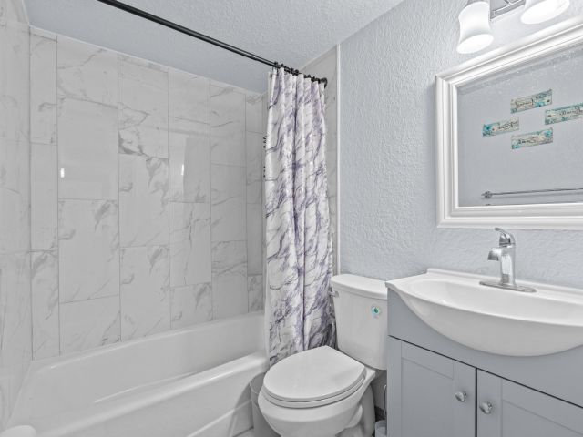 Продажа дома по адресу 741 W 10th Street - фото 6384621