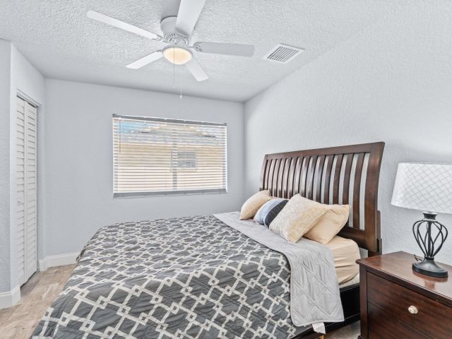 Продажа дома по адресу 741 W 10th Street - фото 6384622