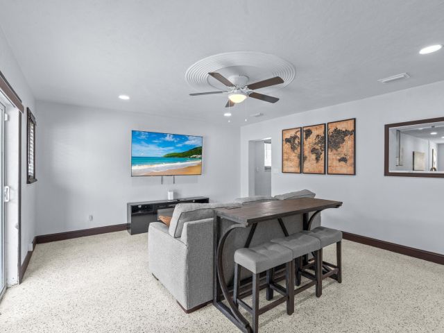 Продажа дома по адресу 741 W 10th Street - фото 6384623