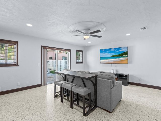 Продажа дома по адресу 741 W 10th Street - фото 6384624