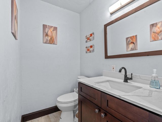 Продажа дома по адресу 741 W 10th Street - фото 6384625