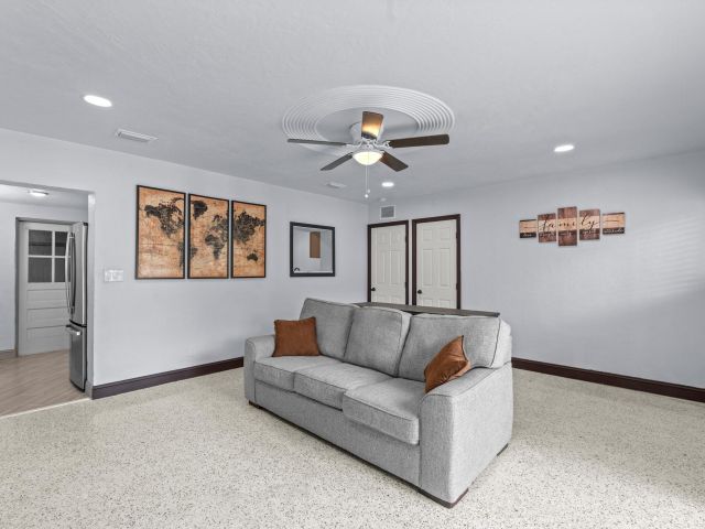 Продажа дома по адресу 741 W 10th Street - фото 6384626