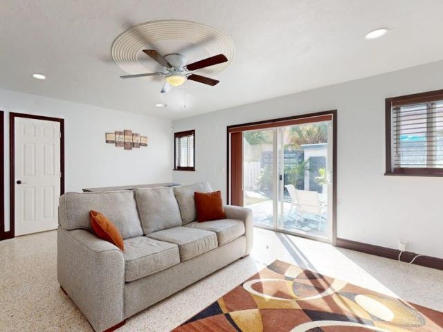 Продажа дома по адресу 741 W 10th Street - фото 6384627