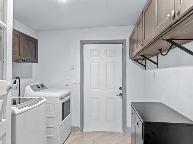 Продажа дома по адресу 741 W 10th Street - фото 6384628