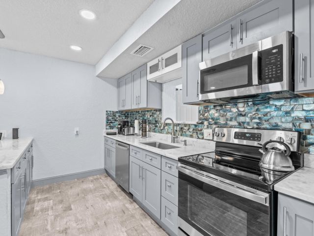 Продажа дома по адресу 741 W 10th Street - фото 6384631