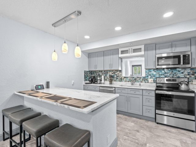 Продажа дома по адресу 741 W 10th Street - фото 6384633