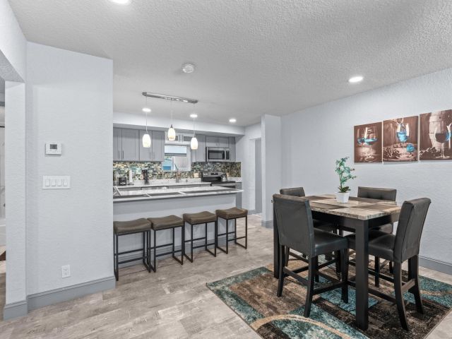 Продажа дома по адресу 741 W 10th Street - фото 6384634