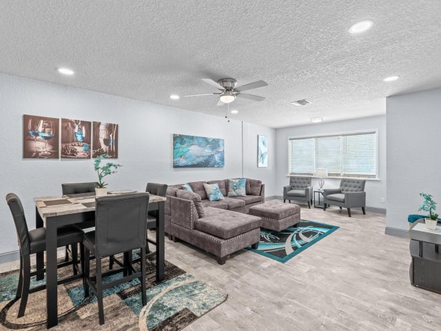 Продажа дома по адресу 741 W 10th Street - фото 6384635