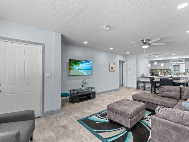 Продажа дома по адресу 741 W 10th Street - фото 6384636