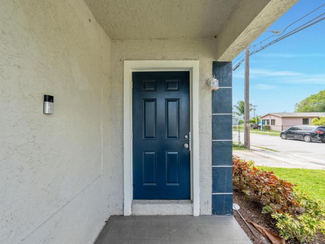 Продажа дома по адресу 741 W 10th Street - фото 6384637