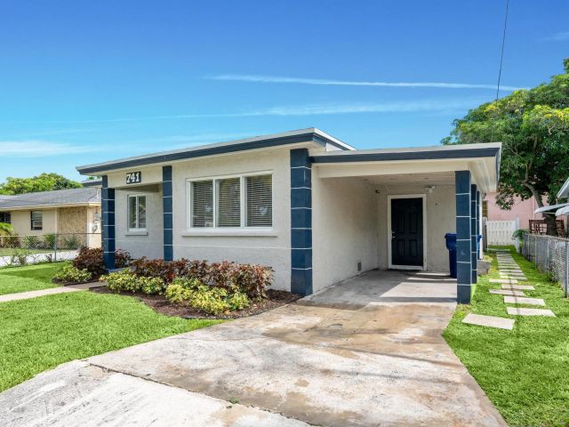 Продажа дома по адресу 741 W 10th Street - фото 6384638