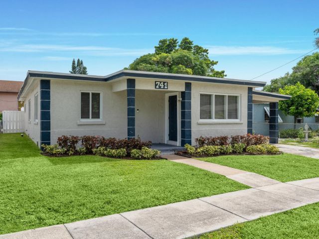 Продажа дома по адресу 741 W 10th Street - фото 6384639