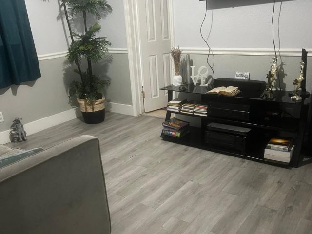 Дом в аренду по адресу 1320 SE 2nd Terrace - фото 6385531