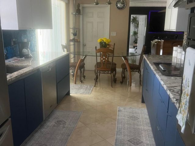 Дом в аренду по адресу 1320 SE 2nd Terrace - фото 6385534