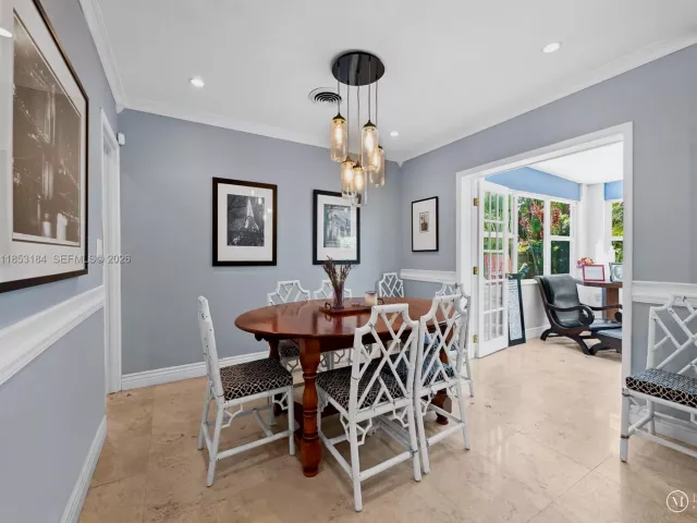 Продажа дома по адресу 608 NW 25th St - фото 6396703