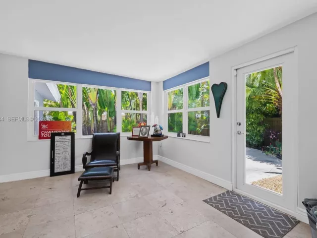 Продажа дома по адресу 608 NW 25th St - фото 6396704