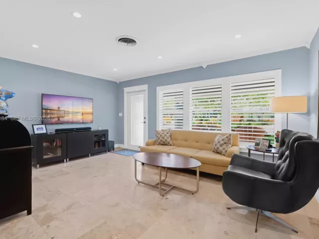 Продажа дома по адресу 608 NW 25th St - фото 6396707