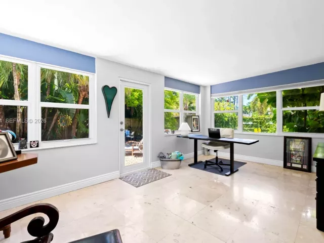 Продажа дома по адресу 608 NW 25th St - фото 6396709