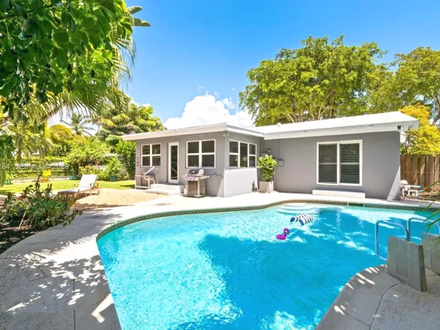 Продажа дома по адресу 608 NW 25th St - фото 6396711