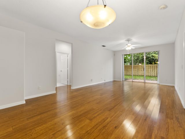 Продажа дома по адресу 4155 NW 1st Court - фото 6888257