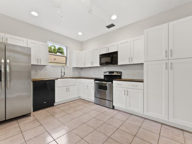 Продажа дома по адресу 4155 NW 1st Court - фото 6888260