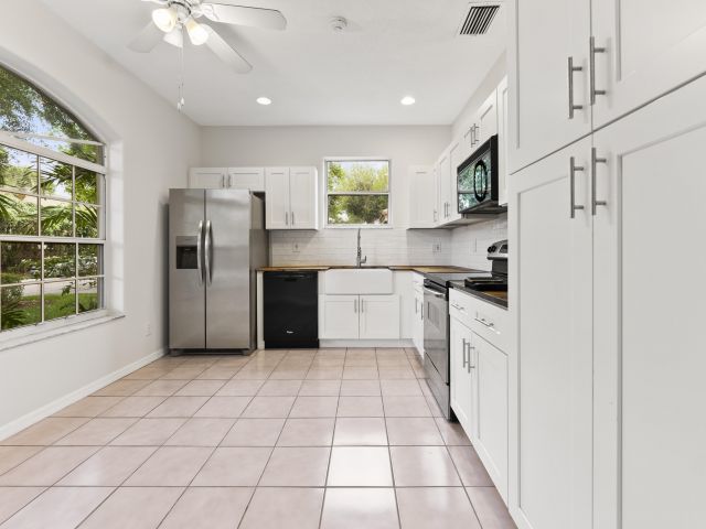 Продажа дома по адресу 4155 NW 1st Court - фото 6888262